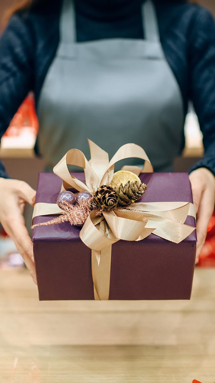 How to Perfectly Wrap a Gift: 10 Easy Steps